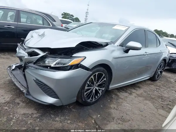 4T1B11HK3JU129549 2018 TOYOTA CAMRY - Image 2