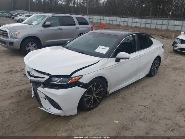 4T1B11HK3JU129633 2018 TOYOTA CAMRY - Image 2
