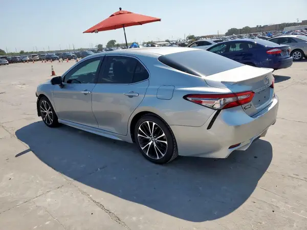4T1B11HK3JU130104 2018 TOYOTA CAMRY - Image 2