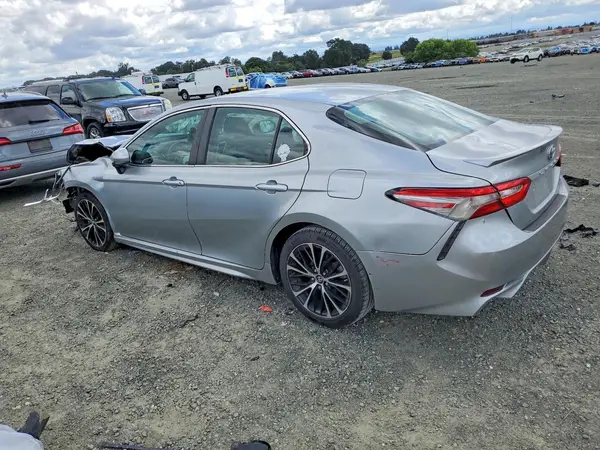 4T1B11HK3JU130765 2018 TOYOTA CAMRY - Image 2