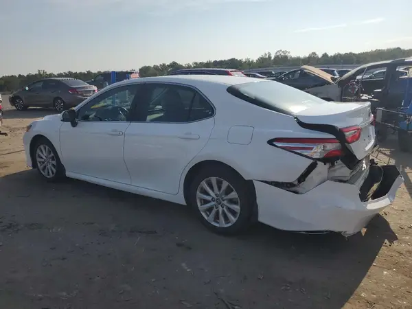 4T1B11HK3JU132452 2018 TOYOTA CAMRY - Image 2