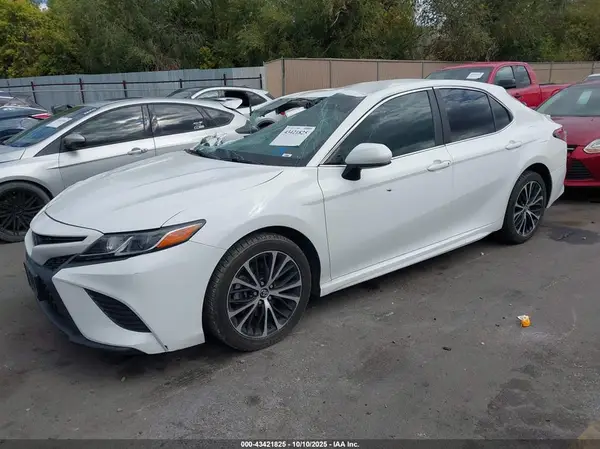 4T1B11HK3JU137618 2018 TOYOTA CAMRY - Image 2