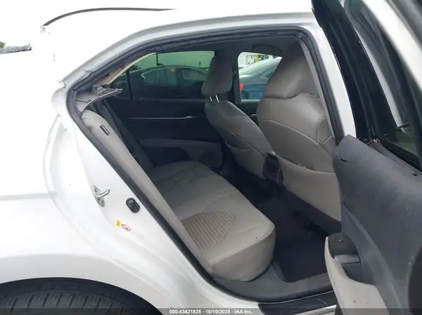 4T1B11HK3JU137618 2018 TOYOTA CAMRY - Image 8