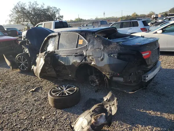 4T1B11HK3JU138252 2018 TOYOTA CAMRY - Image 2