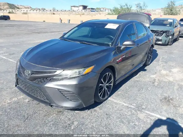 4T1B11HK3JU138378 2018 TOYOTA CAMRY - Image 2