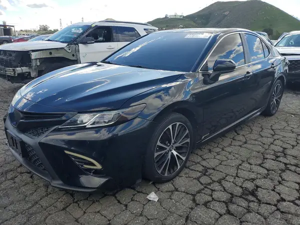 4T1B11HK3JU140745 2018 TOYOTA CAMRY - Image 1