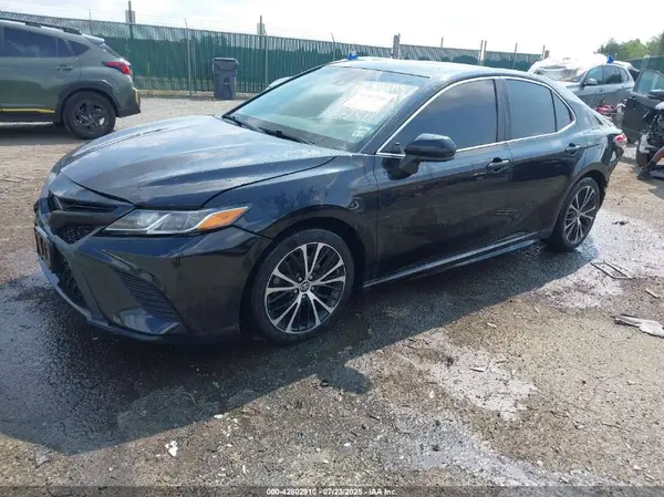 4T1B11HK3JU140793 2018 TOYOTA CAMRY - Image 2