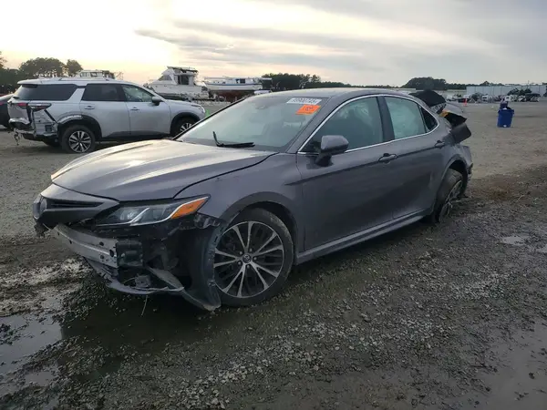 4T1B11HK3JU142219 2018 TOYOTA CAMRY - Image 1