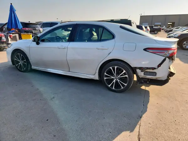 4T1B11HK3JU143676 2018 TOYOTA CAMRY - Image 2