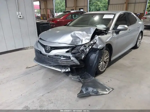 4T1B11HK3JU144598 2018 TOYOTA CAMRY - Image 2