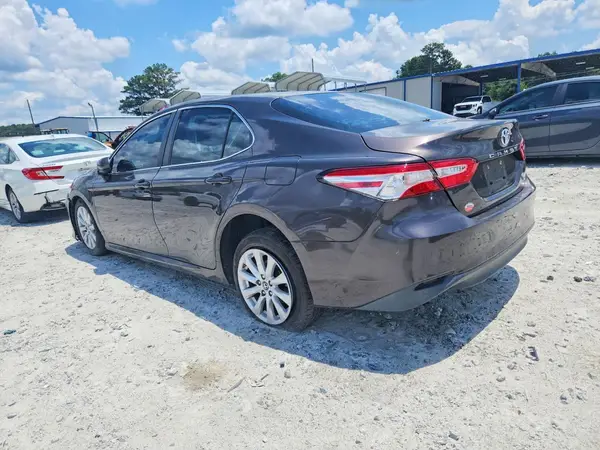 4T1B11HK3JU148134 2018 TOYOTA CAMRY - Image 2