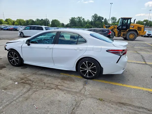 4T1B11HK3JU152863 2018 TOYOTA CAMRY - Image 2