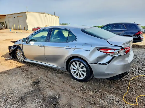 4T1B11HK3JU153933 2018 TOYOTA CAMRY - Image 2