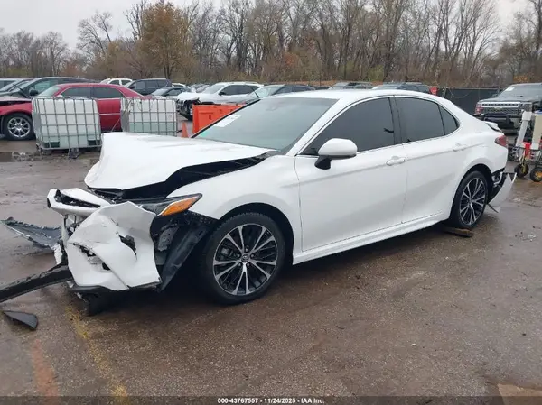 4T1B11HK3JU153981 2018 TOYOTA CAMRY - Image 2