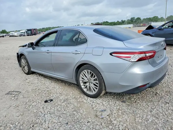 4T1B11HK3JU154600 2018 TOYOTA CAMRY - Image 2
