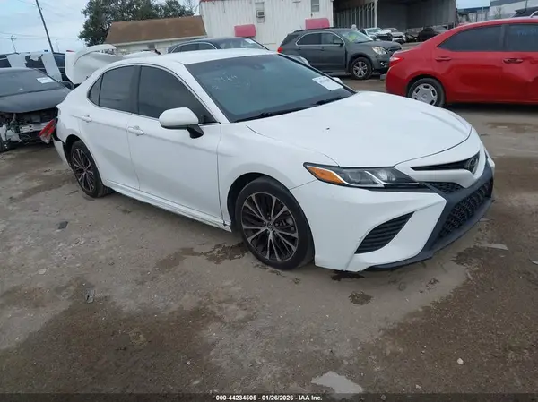 4T1B11HK3JU156153 2018 TOYOTA CAMRY - Image 1