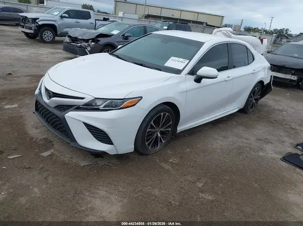 4T1B11HK3JU156153 2018 TOYOTA CAMRY - Image 2