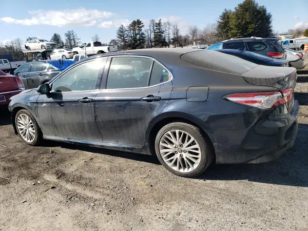 4T1B11HK3JU504632 2018 TOYOTA CAMRY - Image 2