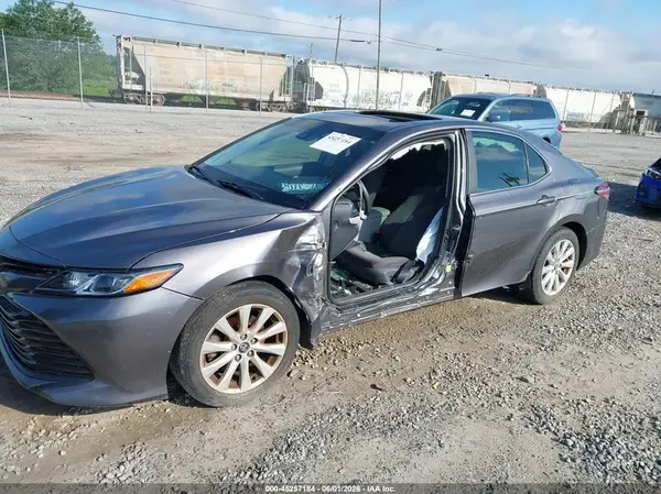 4T1B11HK3JU504646 2018 TOYOTA CAMRY - Image 2