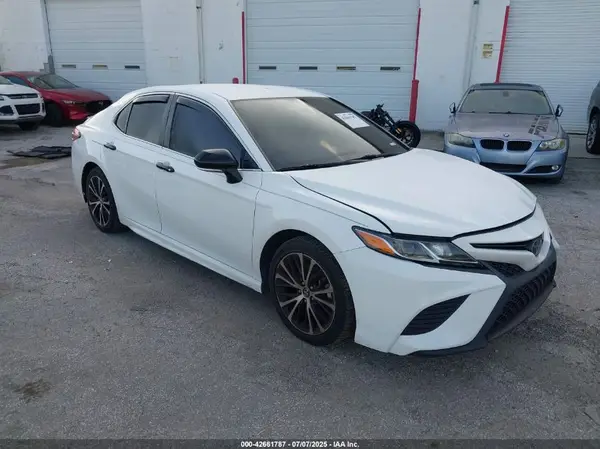 4T1B11HK3JU505795 2018 TOYOTA CAMRY - Image 1