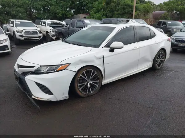 4T1B11HK3JU518370 2018 TOYOTA CAMRY - Image 2