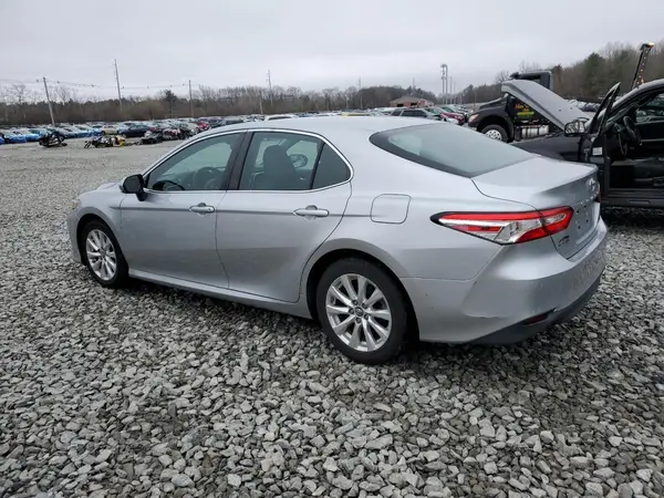 4T1B11HK3JU518899 2018 TOYOTA CAMRY - Image 2