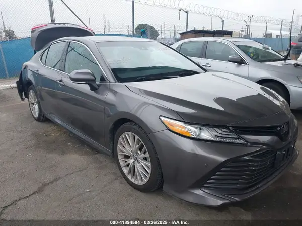 4T1B11HK3JU520734 2018 TOYOTA CAMRY - Image 1