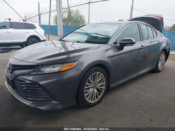 4T1B11HK3JU520734 2018 TOYOTA CAMRY - Image 2