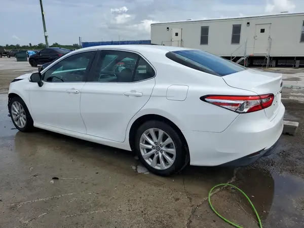 4T1B11HK3JU520930 2018 TOYOTA CAMRY - Image 2