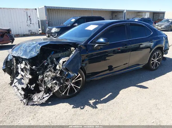 4T1B11HK3JU520992 2018 TOYOTA CAMRY - Image 2