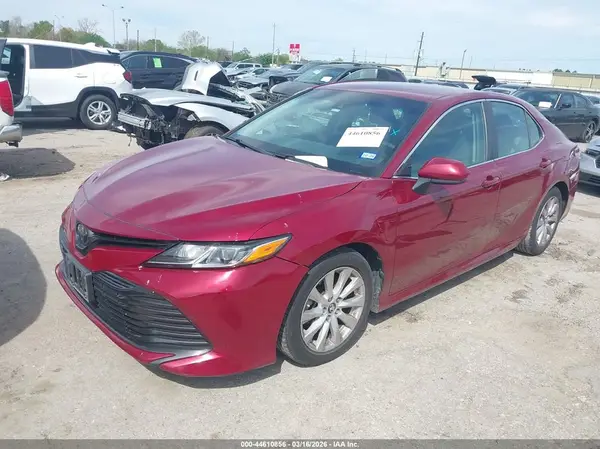 4T1B11HK3JU523827 2018 TOYOTA CAMRY - Image 2