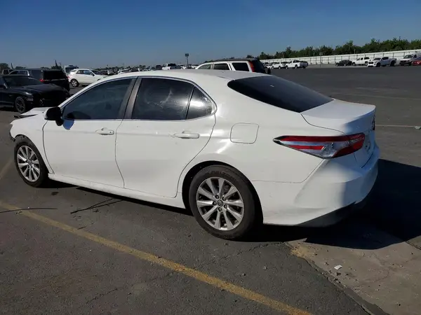 4T1B11HK3JU528008 2018 TOYOTA CAMRY - Image 2