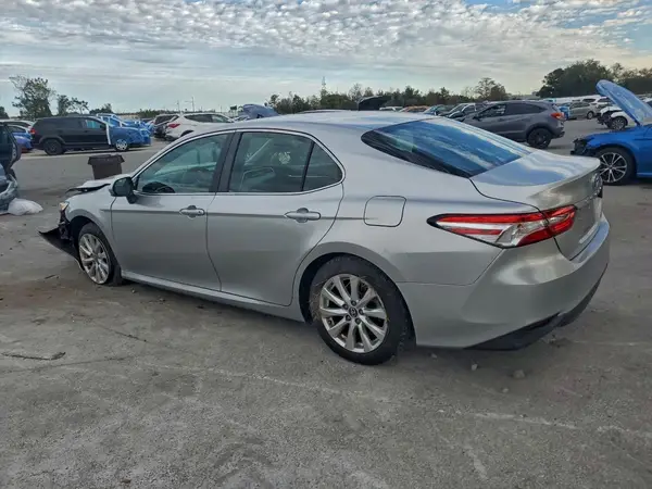 4T1B11HK3JU529093 2018 TOYOTA CAMRY - Image 2
