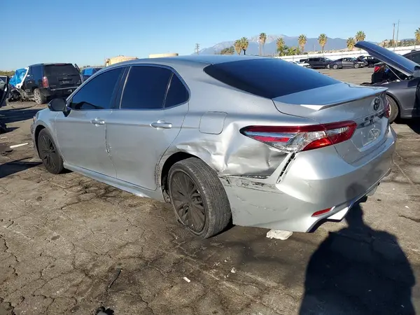 4T1B11HK3JU529563 2018 TOYOTA CAMRY - Image 2