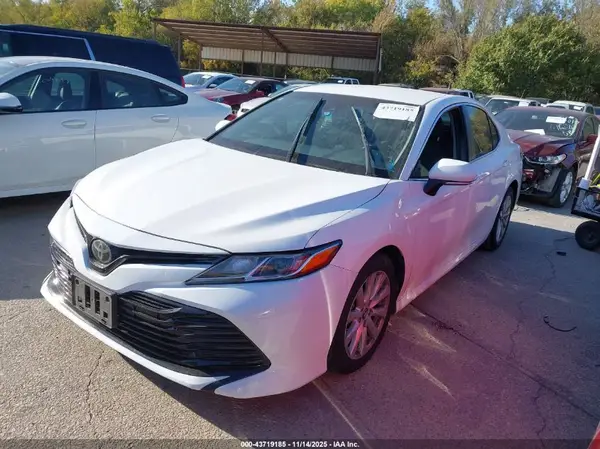 4T1B11HK3JU530843 2018 TOYOTA CAMRY - Image 2