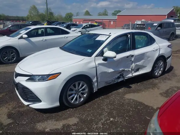 4T1B11HK3JU537212 2018 TOYOTA CAMRY - Image 2