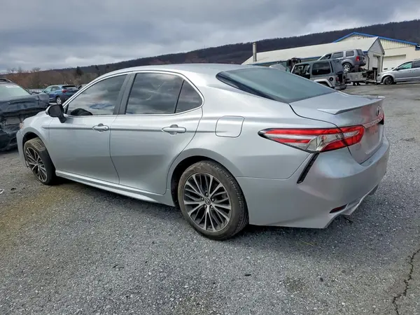 4T1B11HK3JU538599 2018 TOYOTA CAMRY - Image 2