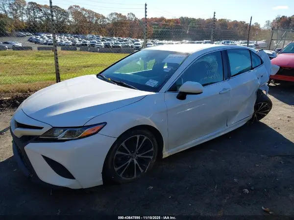 4T1B11HK3JU557444 2018 TOYOTA CAMRY - Image 2