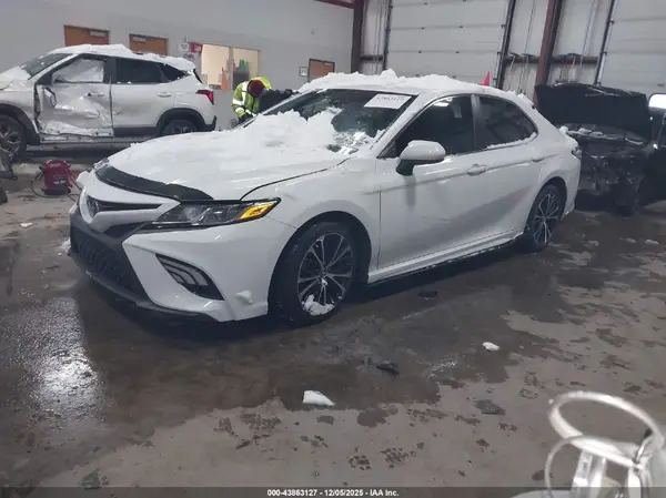 4T1B11HK3JU558030 2018 TOYOTA CAMRY - Image 2
