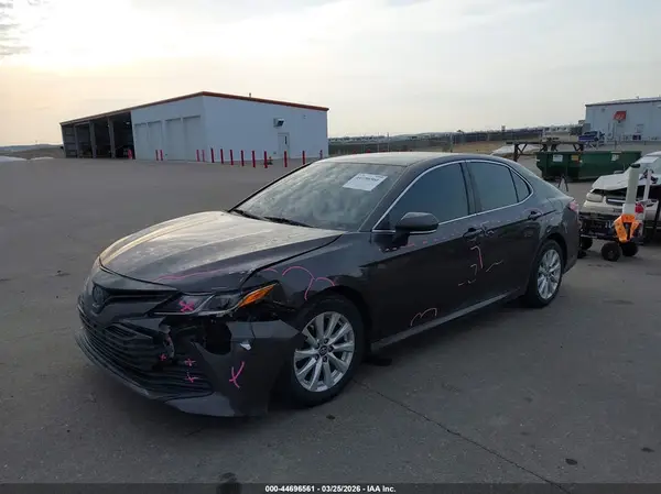 4T1B11HK3JU560263 2018 TOYOTA CAMRY - Image 2