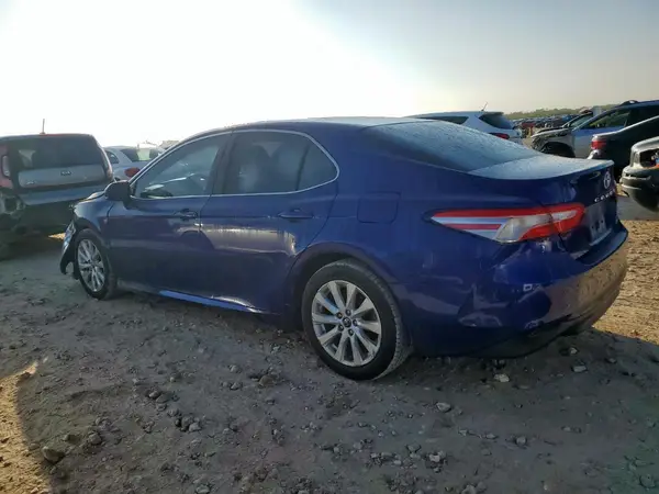 4T1B11HK3JU560764 2018 TOYOTA CAMRY - Image 2