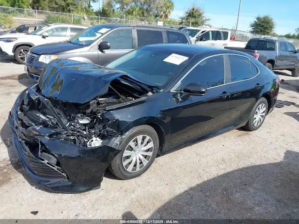 4T1B11HK3JU562529 2018 TOYOTA CAMRY - Image 2
