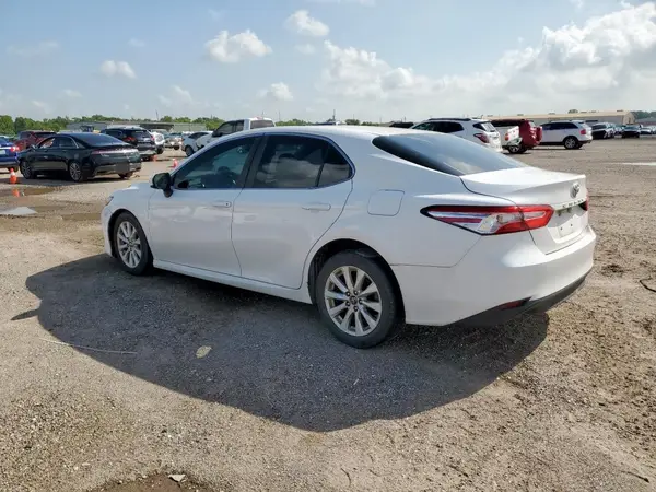 4T1B11HK3JU562837 2018 TOYOTA CAMRY - Image 2