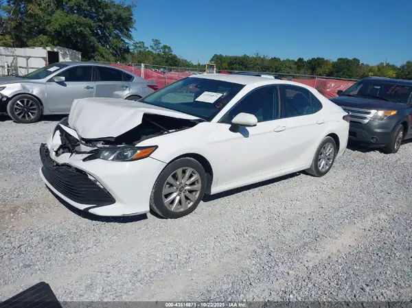 4T1B11HK3JU565124 2018 TOYOTA CAMRY - Image 2