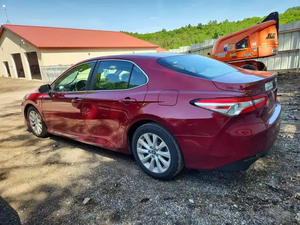 4T1B11HK3JU567942 2018 TOYOTA CAMRY - Image 2