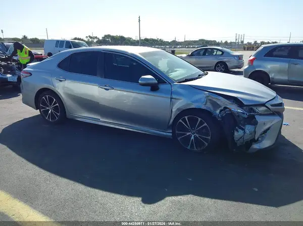 4T1B11HK3JU568783 2018 TOYOTA CAMRY - Image 1