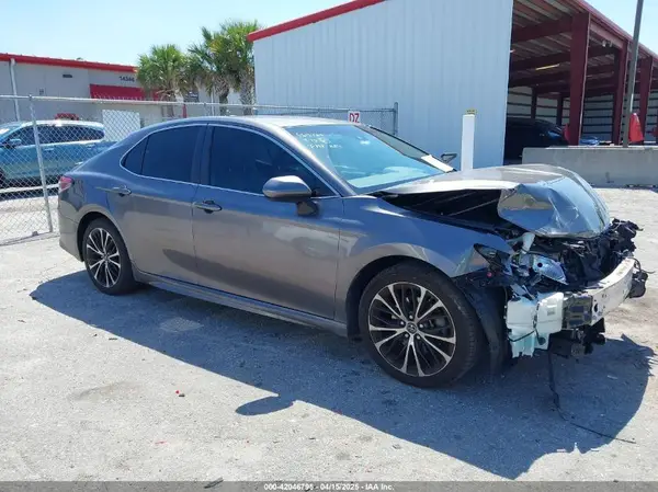 4T1B11HK3JU569724 2018 TOYOTA CAMRY - Image 1