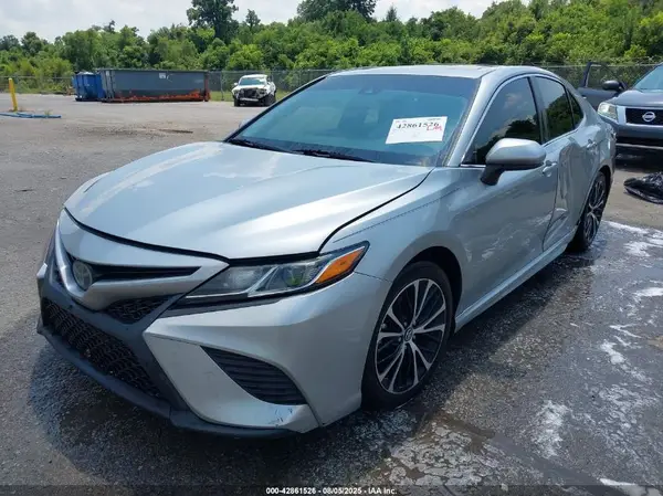4T1B11HK3JU570498 2018 TOYOTA CAMRY - Image 2