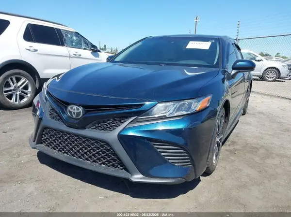 4T1B11HK3JU570694 2018 TOYOTA CAMRY - Image 2