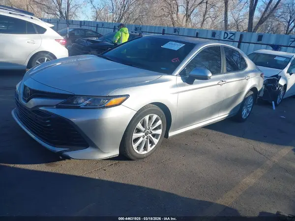 4T1B11HK3JU572039 2018 TOYOTA CAMRY - Image 2